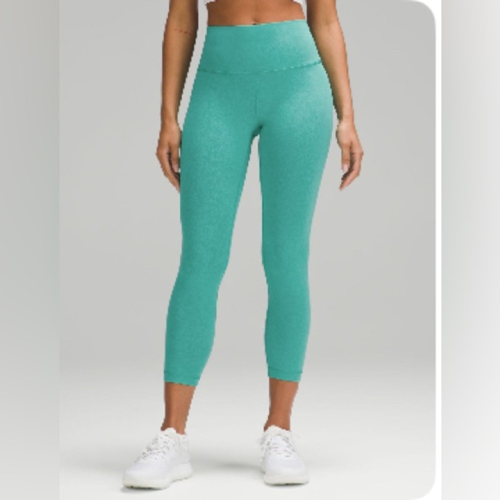 New! Lululemon Wunder Train High Rise Crop 23’’. Size 12. Cool, subtle pattern!